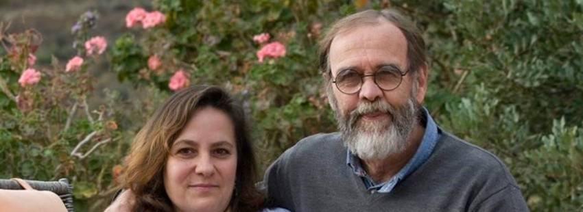 La profesora de Almería despedida por casarse con un divorciado y su marido en una foto de archivo