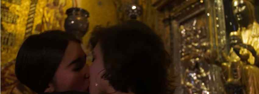 Dos jóvenes se besan ante la Virgen de Montserrat para visibilizar el Día de la Visibilización