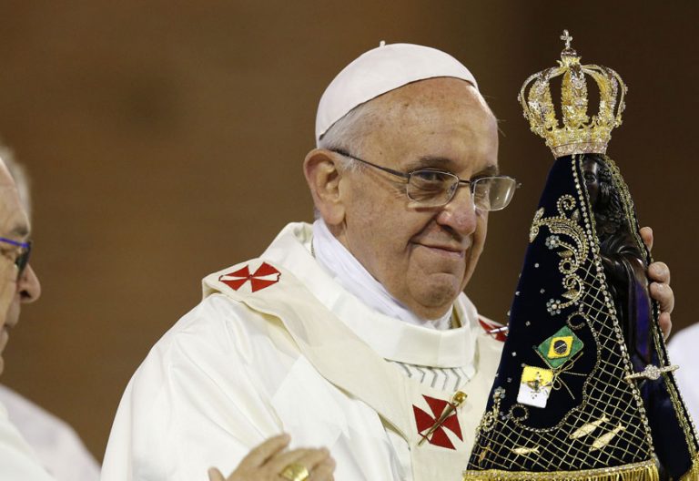 papa Francisco con una imagen de la Virgen de Aparecida en el santuario viaje Brasil JMJ julio 2013