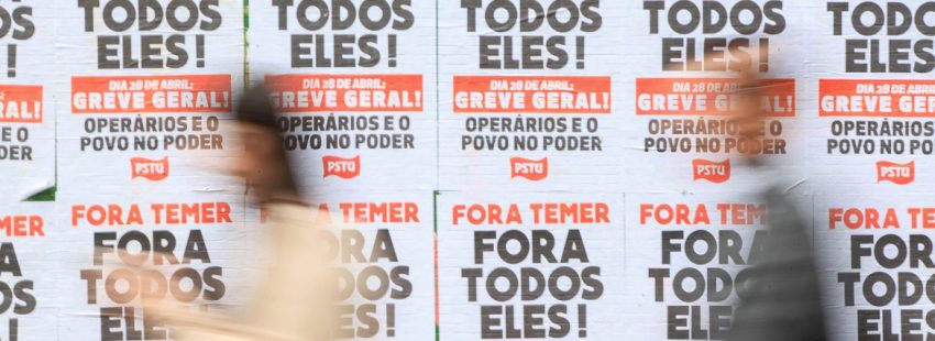 carteles en una pared en una calle en Brasil llamando a la huelga general 28 abril 2017