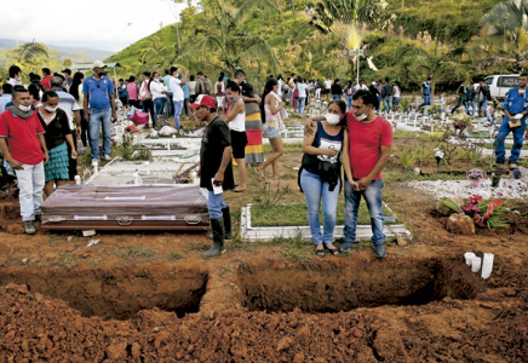 entierro en Mocoa Colombia después de que murieran murieran 273 personas por una avalancha provocada por lluvias torrenciales y el desbordamiento de varios ríos abril 2017