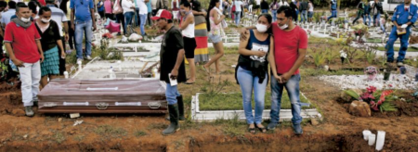 entierro en Mocoa Colombia después de que murieran murieran 273 personas por una avalancha provocada por lluvias torrenciales y el desbordamiento de varios ríos abril 2017