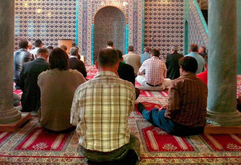 Musulmanes rezan en una mezquita en una imagen de archivo