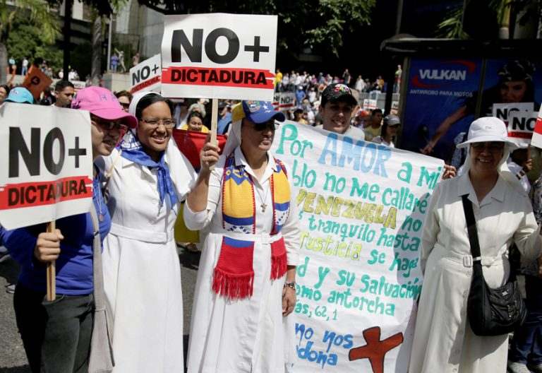 religiosas monjas en Venezuela con carteles No más dictadura en marchas oposición en Caracas contra el gobierno de Nicolás Maduro