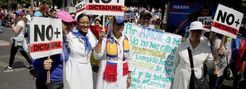 religiosas monjas en Venezuela con carteles No más dictadura en marchas oposición en Caracas