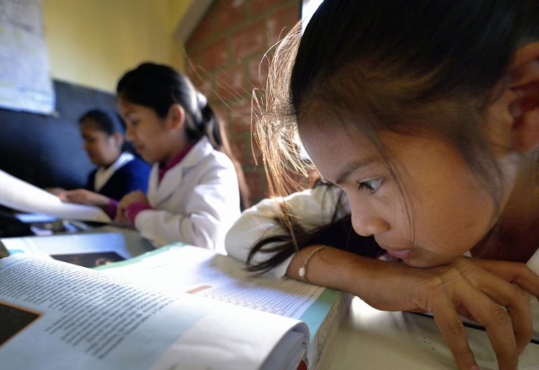niñas indígenas de la zona de Argentina estudiando en el colegio escuela