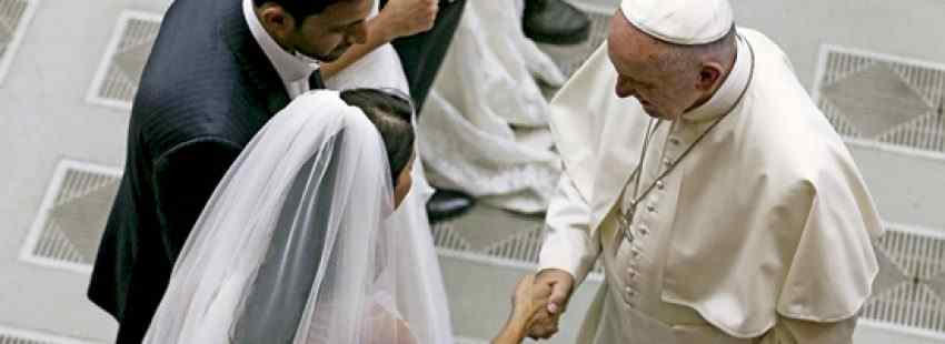 papa Francisco con un matrimonio pareja recién casado