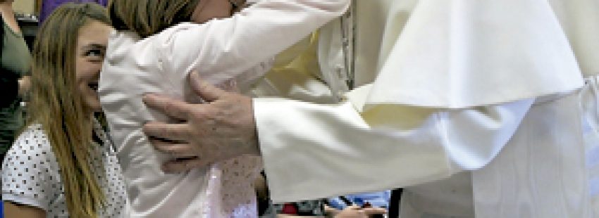 viernes misericordia papa Francisco con una niña ciega