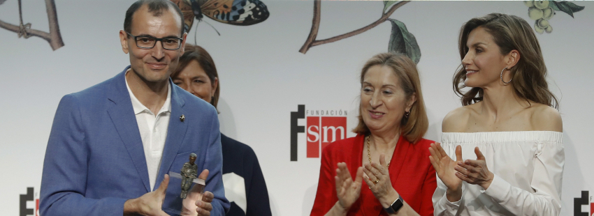 La reina Letizia entrega el premio "Barco de Vapor" a Roberto Aliaga, en presencia de Ana Pastor / EFE