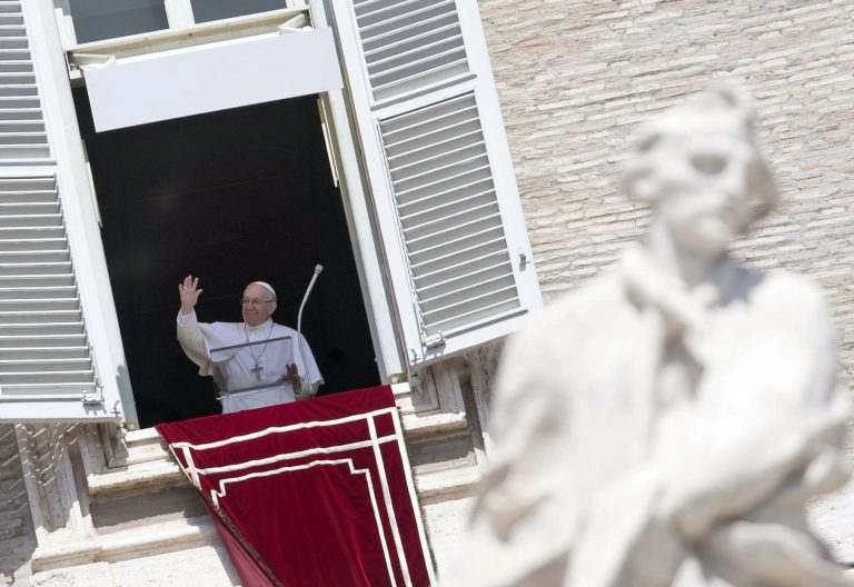 El Papa, durante el rezo del Regina Coeli