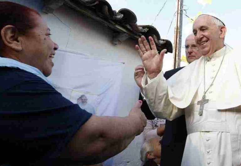 El Papa Francisco, durante su visita a una barriada en Asunción (Paraguay)