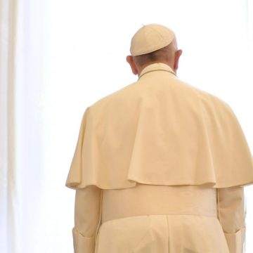 El papa Francisco, en una foto de archivo de espalda