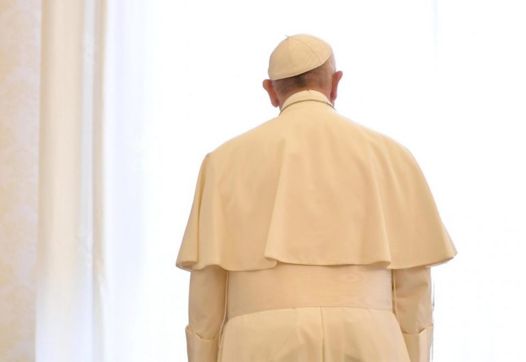 El papa Francisco, en una foto de archivo de espalda