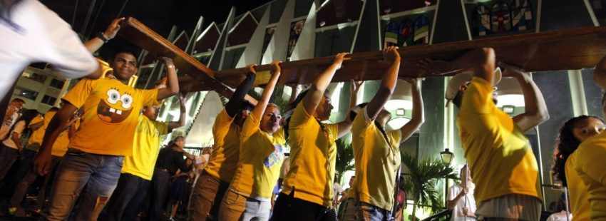 Un grupo de jóvenes y religiosos participa en la Vigilia Juvenil y acto de recibimiento de la Cruz