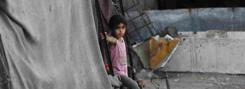 Una niña refugiada palestina juega fuera de la casa improvisada de su familia hoy, miércoles 17 de mayo de 2017, en el campamento de refugiados de Khan Younis, en el sur de la Franja de Gaza. El 15 de mayo, los palestinos conmemoraron el 69 aniversario de la "Nakba" o catástrofe, en referencia a la creación del Estado de Israel hace 69 años en la Palestina de mandato británico, lo que provocó el desplazamiento de cientos de miles de palestinos que huyeron o fueron expulsados de sus hogares durante la guerra de 1948. EFE/MOHAMMED SABER