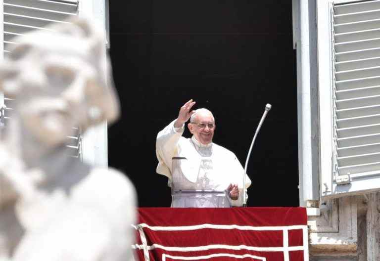 El Papa Francisco, durante el rezo del Regina Coeli, el 14 de mayo de 2017, un día después de su viaje a Fátima Portugal)
