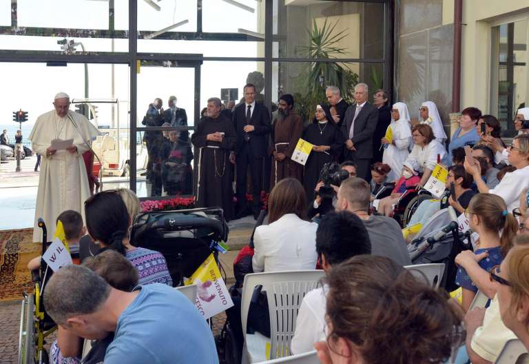 Francisco visita el Hospital Pediátrico Giannina Gaslini de Génova