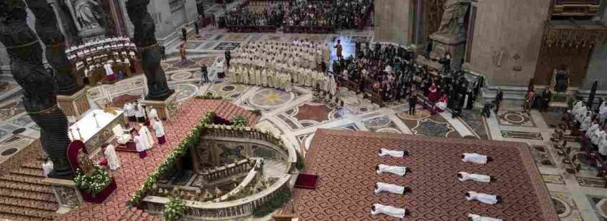 Francisco ordena a diez sacerdotes en el Vaticano
