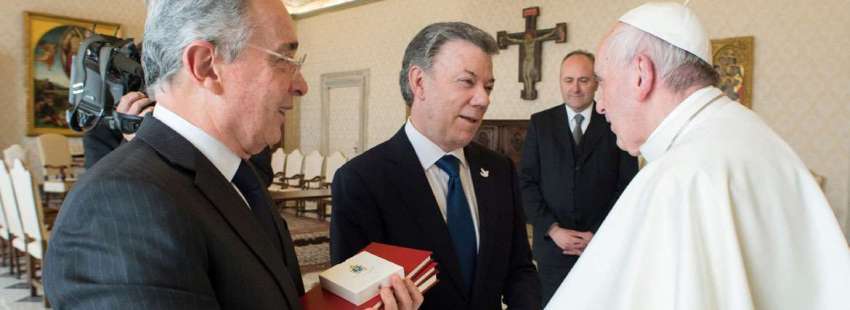 El Papa junto a Santos y Uribe en su histórica reunión en el Vaticano en diciembre de 2016