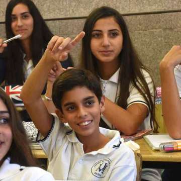 alumnos chicos jóvenes en la escuela en el aula