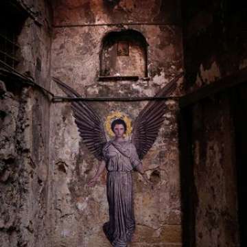 Ángel pintura del artista callejero Zilda en Nápoles