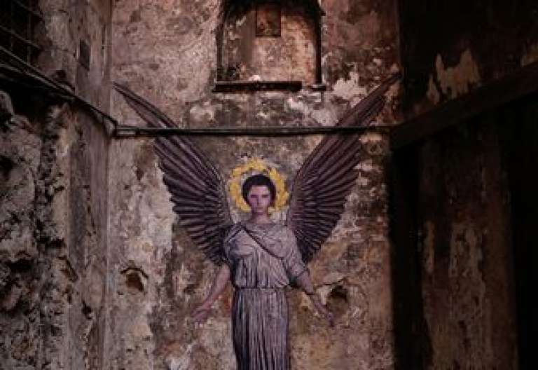 Ángel pintura del artista callejero Zilda en Nápoles