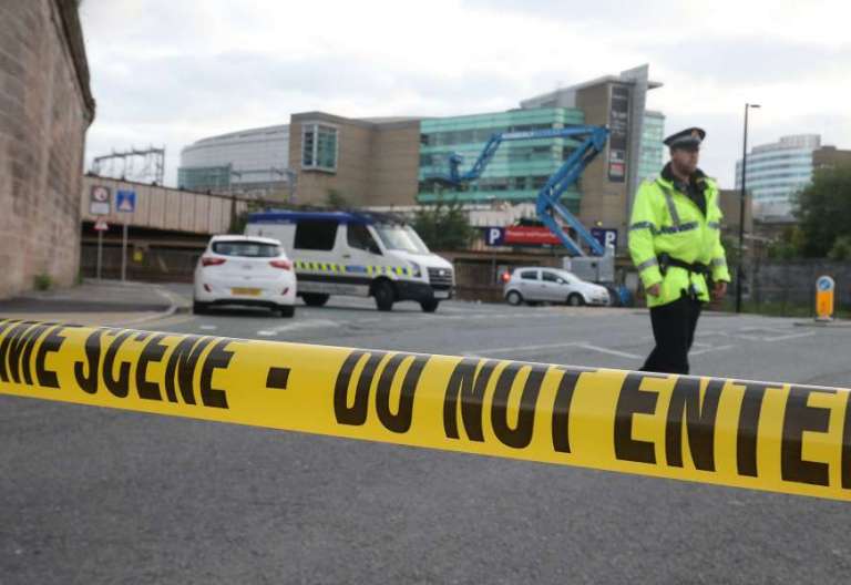La Policía prohíbe la entrada al Manchester Arena, tras el atentado del 22 de mayo de 2017 tras