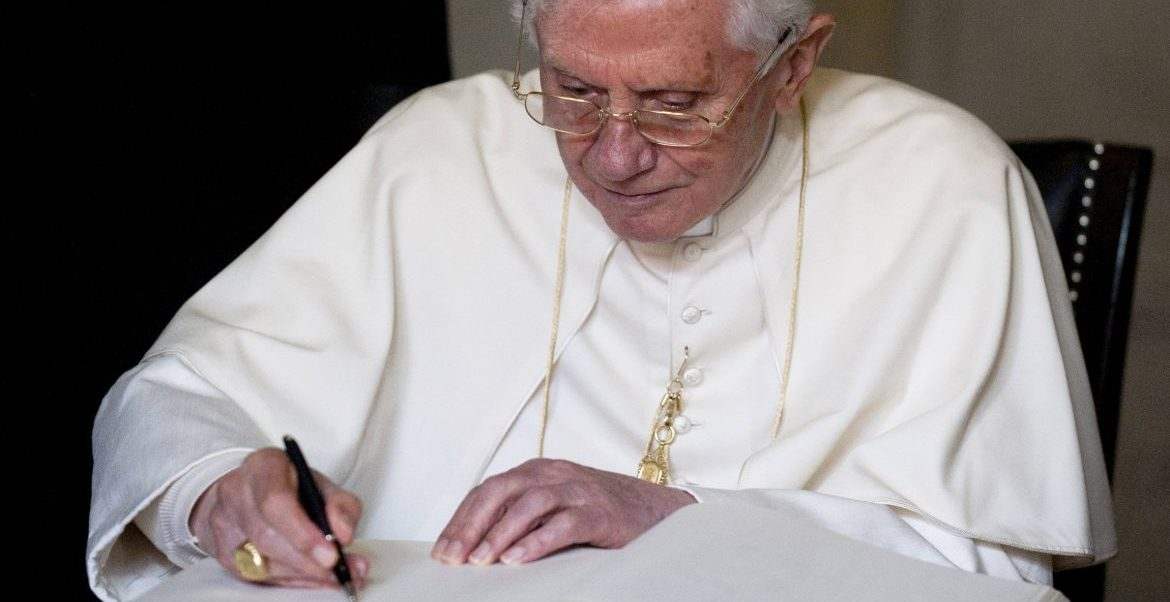 Benedicto XVI firma en el libro de honor de la catedral de Santa María, en Erfurt (Alemania), el 23 de septiembre de 2011/CNS