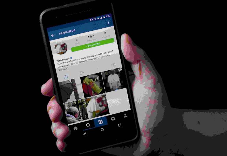 Un móvil. con la cuenta de Instagram del Papa Francisco