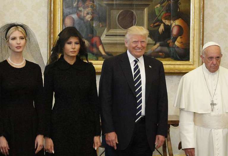 Donald Trump, Melania Trump, Ivanka Trump y su esposo, durante la audiencia del Papa Francisco el