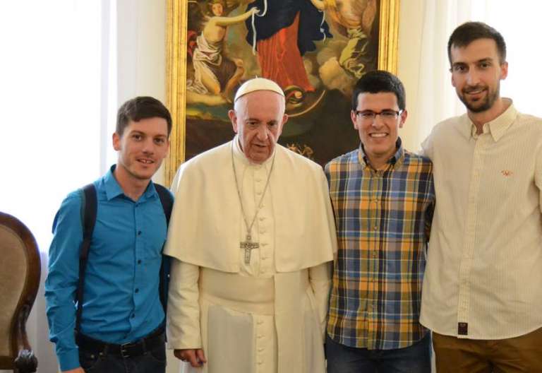 papa Francisco recibe a tres novicios salesianos en Roma Vaticano abril 2017