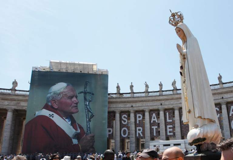 imagen de la virgen de Fátima junto a una fotografía de Juan Pablo II Plaza de San Pedro Vaticano 2011