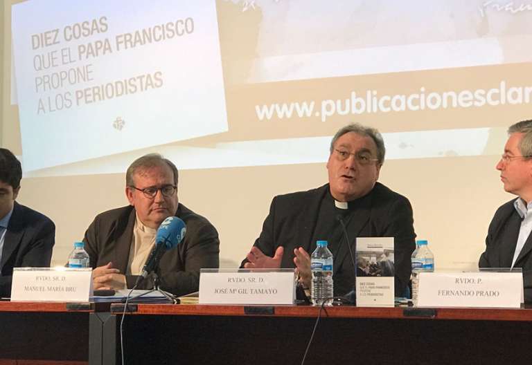 presentación del libro de Manuel María Bru sacerdote y periodista sobre papa Francisco y periodistas José María Gil Tamayo 24 mayo 2017