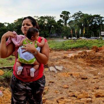 BOG206. LAS COLINAS (COLOMBIA), 13/05/2017.- Una mujer integrante de las FARC sostiene a su hija en
