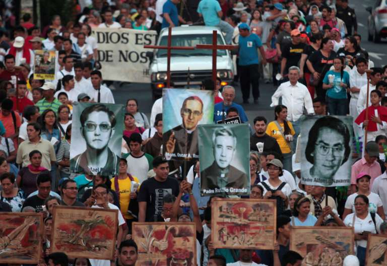 manifestación en San Salvador en el 37 aniversario de la muerte del beato monseñor Óscar Romero 2017