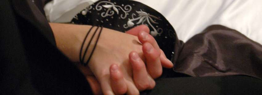 manos entrelazadas pareja novios