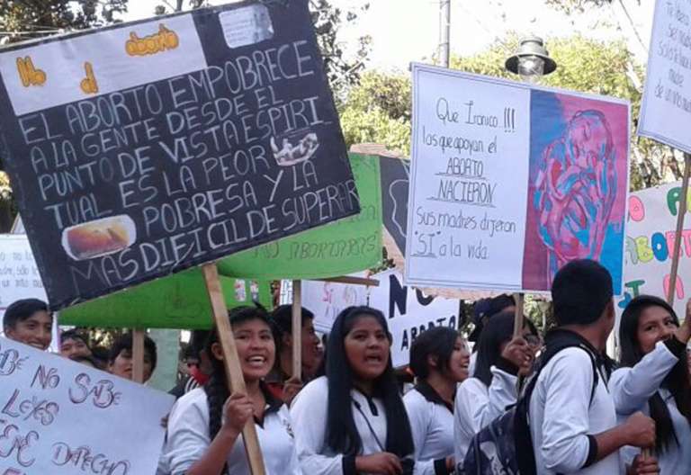 marcha provida en Bolivia en contra de la despenalización del aborto 2017
