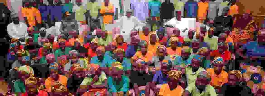 grupo de 82 chicas menores en Chibok liberadas secuestradas por Boko Haram grupo terrorista en 2014, con el presidente de Nigeria Muhammadu Buhari