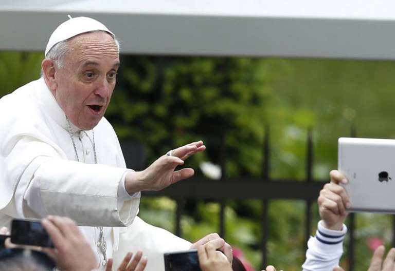 papa Francisco desde el papamovil saluda y ríe a la multitud