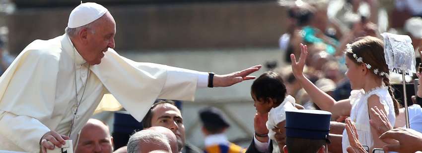 El papa Francisco, durante la audiencia general del 24 de mayo en la plaza de San Pedro 2017