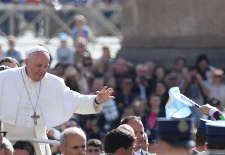 papa Francisco en papamóvil en la Plaza de San Pedro audiencia general 3 mayo 2017