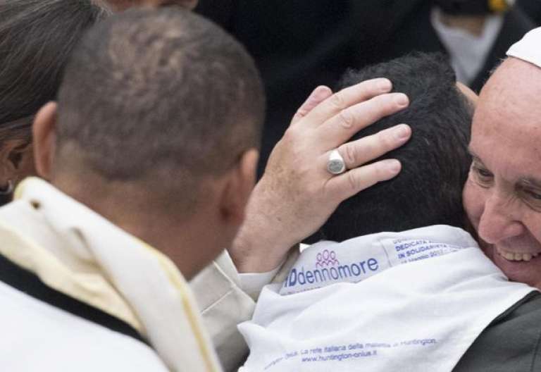 papa Francisco se reúne con enfermos Huntington en el Vaticano 18 mayo 2017