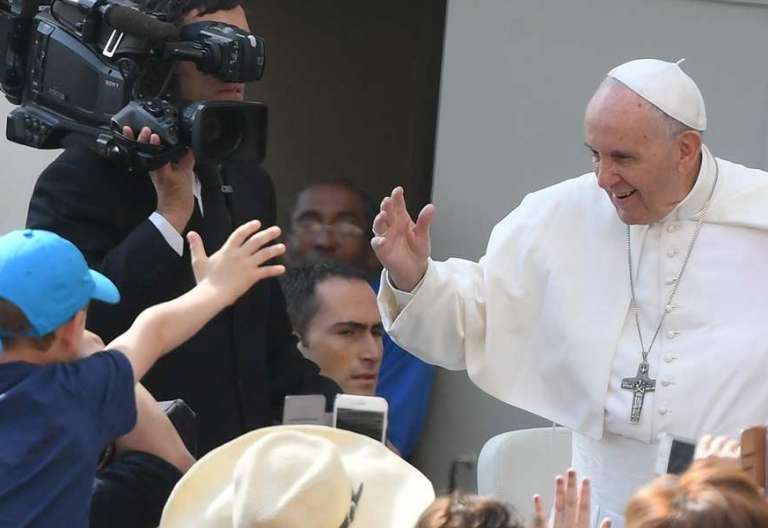 papa Francisco saluda a un niño en papamóvil Plaza de San Pedro audiencia general miércoles 10