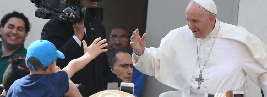 papa Francisco saluda a un niño en papamóvil Plaza de San Pedro audiencia general miércoles 10