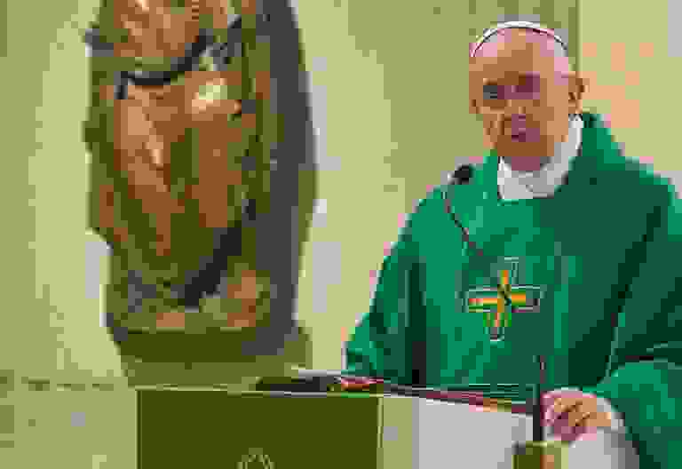 papa Francisco en el altar homilía misa residencia de Santa Marta