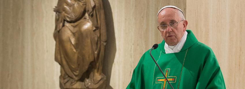 papa Francisco en el altar homilía misa residencia de Santa Marta