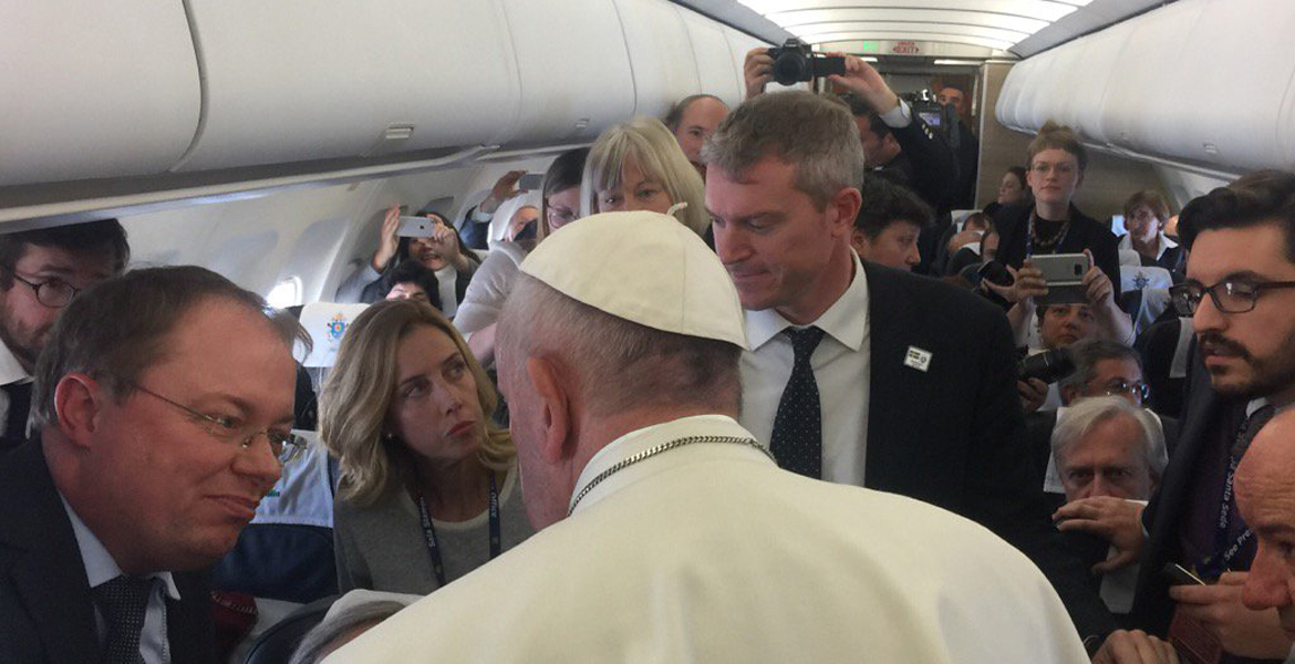 papa Francisco periodistas en el avión encuentro informativo