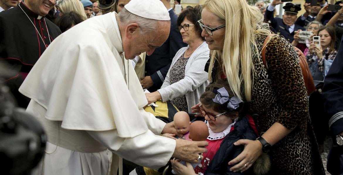papa Francisco visita Portugal Fátima llegada con niña enferma 12-13 mayo 2017