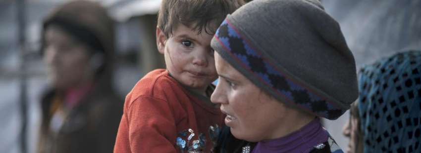 Madre e hijo sirios, en un campo de refugiados en Líbano