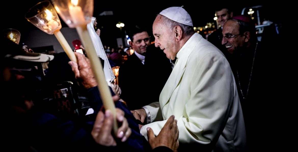 El Papa Francisco durante el rezo del rosario en Fátima (Portugal), el 12 de mayo de 2017